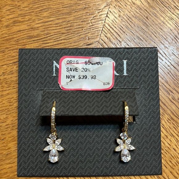 Jewelry - NWT Gold Toned Crystal Earrings